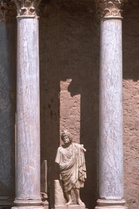 Een Standbeeld tussen Twee Zuilen door Roman